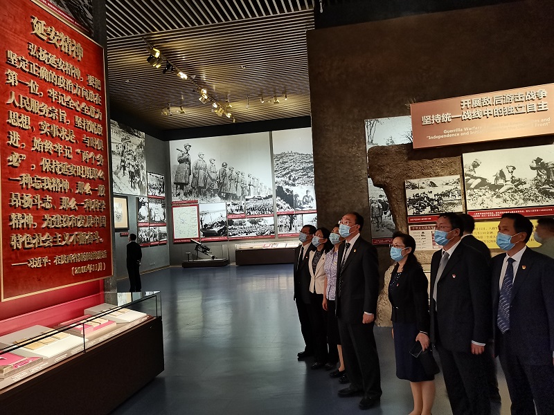 市政务服务局党员领导干部集体参观中国共产党历史展览馆.jpg