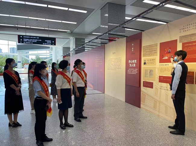 政务服务之星先进事迹宣讲团参观北京市离退休干部入党志愿书陈列展.jpg