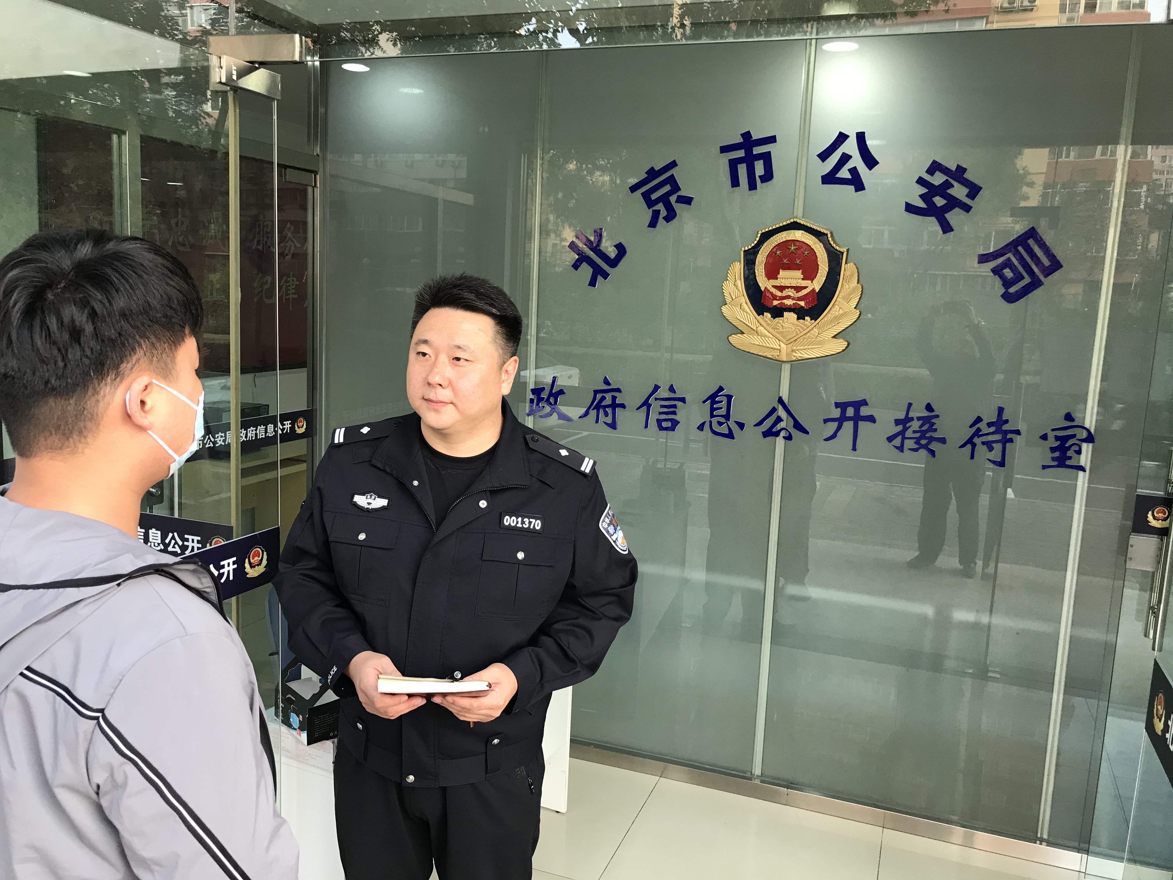 李霁走出窗口与群众零距离沟通.jpg