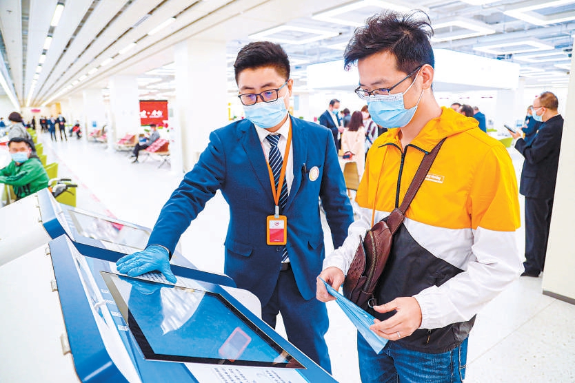 图为丰台区政务服务中心推出“自助办”服务。 图为丰台区政务服务中心推出“自助办”服务。