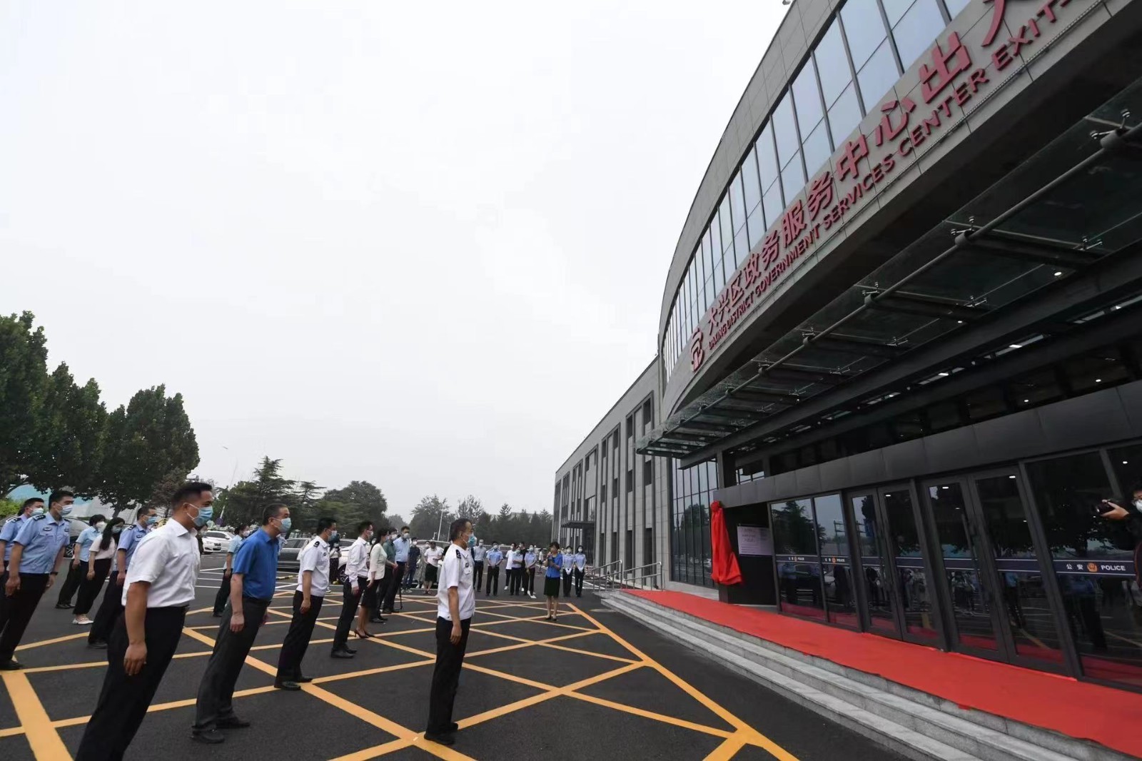 全市首家“中外合一、多证联办”的出入境 一体化综合服务厅落户大兴