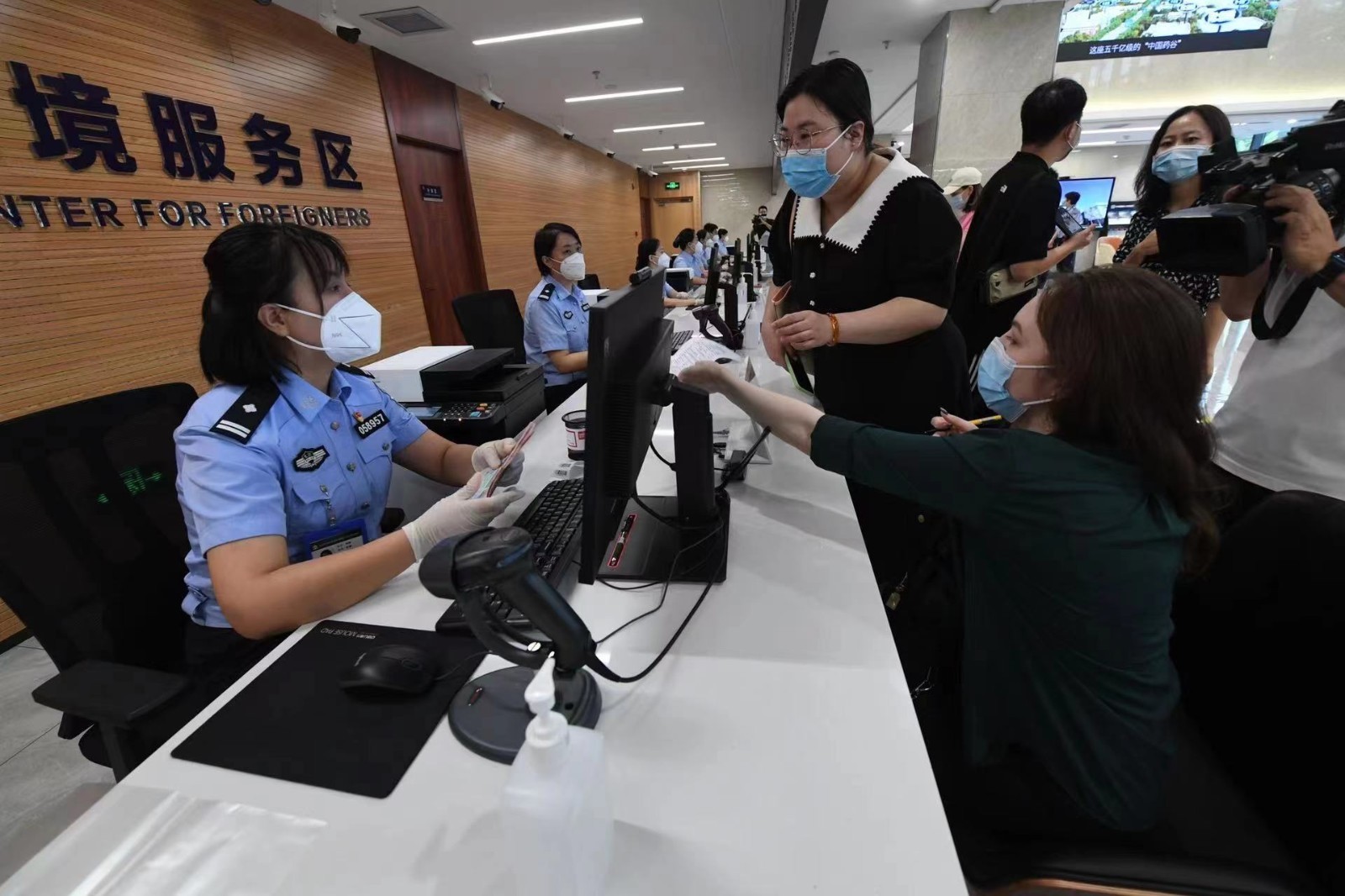 全市首家“中外合一、多证联办”的出入境 一体化综合服务厅落户大兴