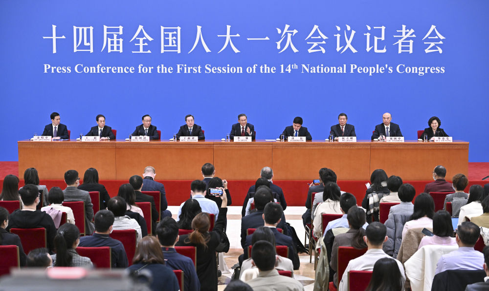 十四届全国人大一次会议在北京人民大会堂举行记者会